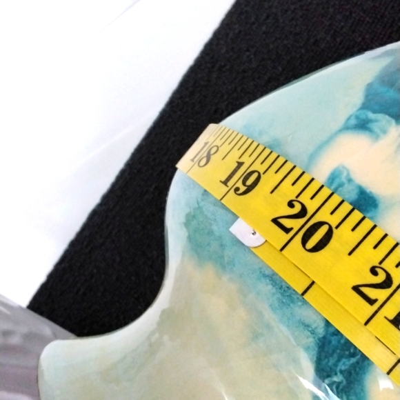 Vintage vase with Madonna and child pictured on two sides. - Picture 8 of 8